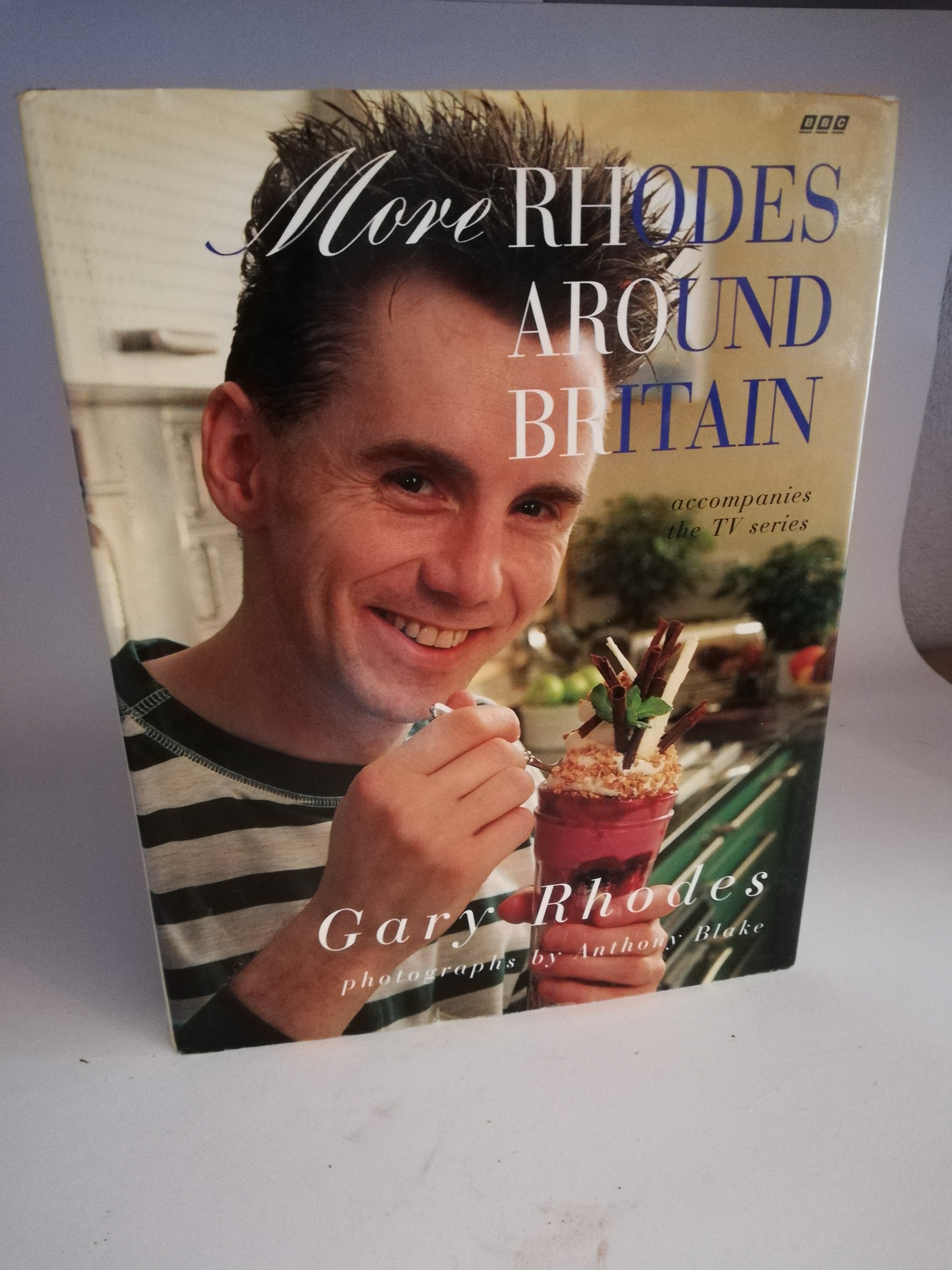 Gary Rhodes  More Rhodes around Britain. Accompanies the TV series. Photographs by Anthony Blake. Mit Signierte Foto von Gary Rhodes 