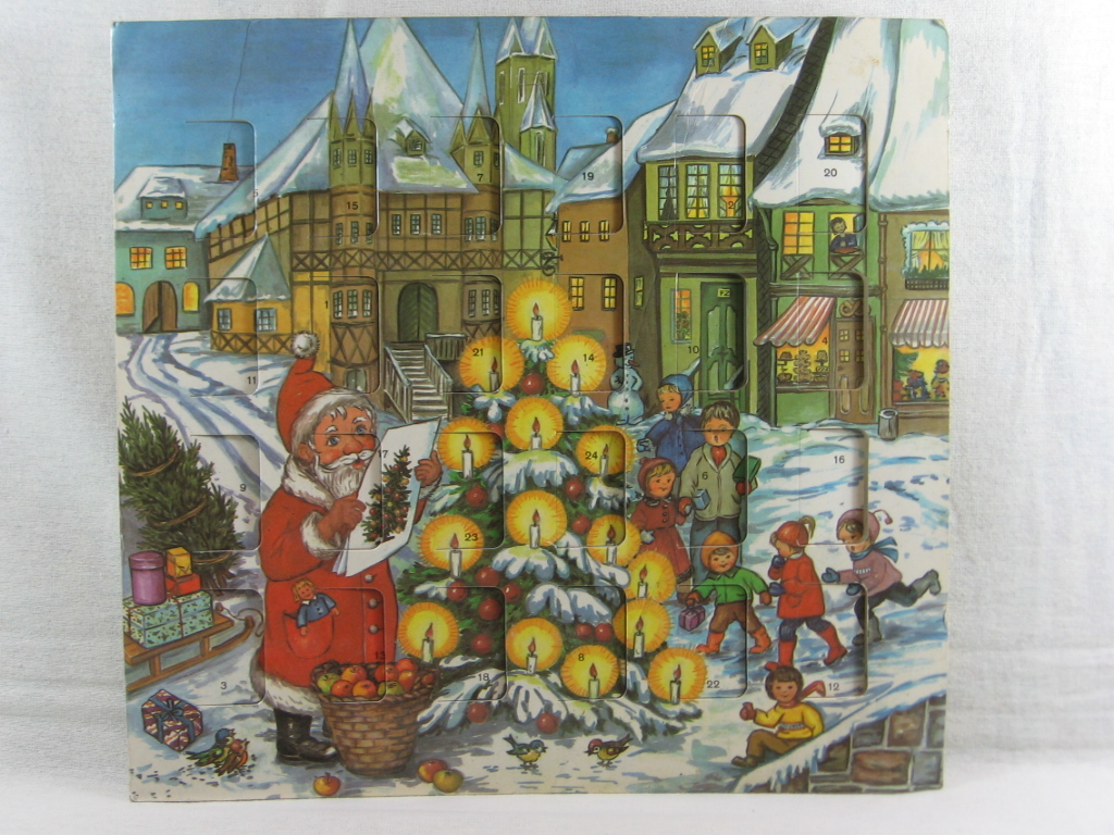 (Frieseke-Zickelbein, Rita):  Adventskalender / Füllkalender: Weihnachtsmann am Lichterbaum auf dem Dorfplatz. 