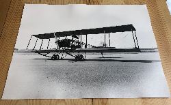 ESCH, Winfried (Fotograf):  Groformatige Original-Photographie eines historischen Flugzeugs oder Flugzeugnachbaus. (Historische Photographien eines Doppeldecker-Flugzeugs aus den Anfngen der Fluggeschichte). 